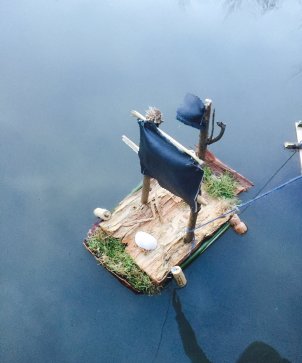 Selbstgebautes Boot im Wasser